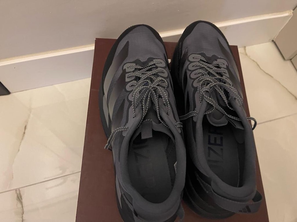 Az giyilmiş temiz adidas