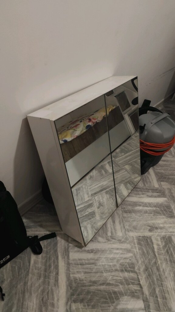 aynalı banyo dolabı ve lavabo su - 2