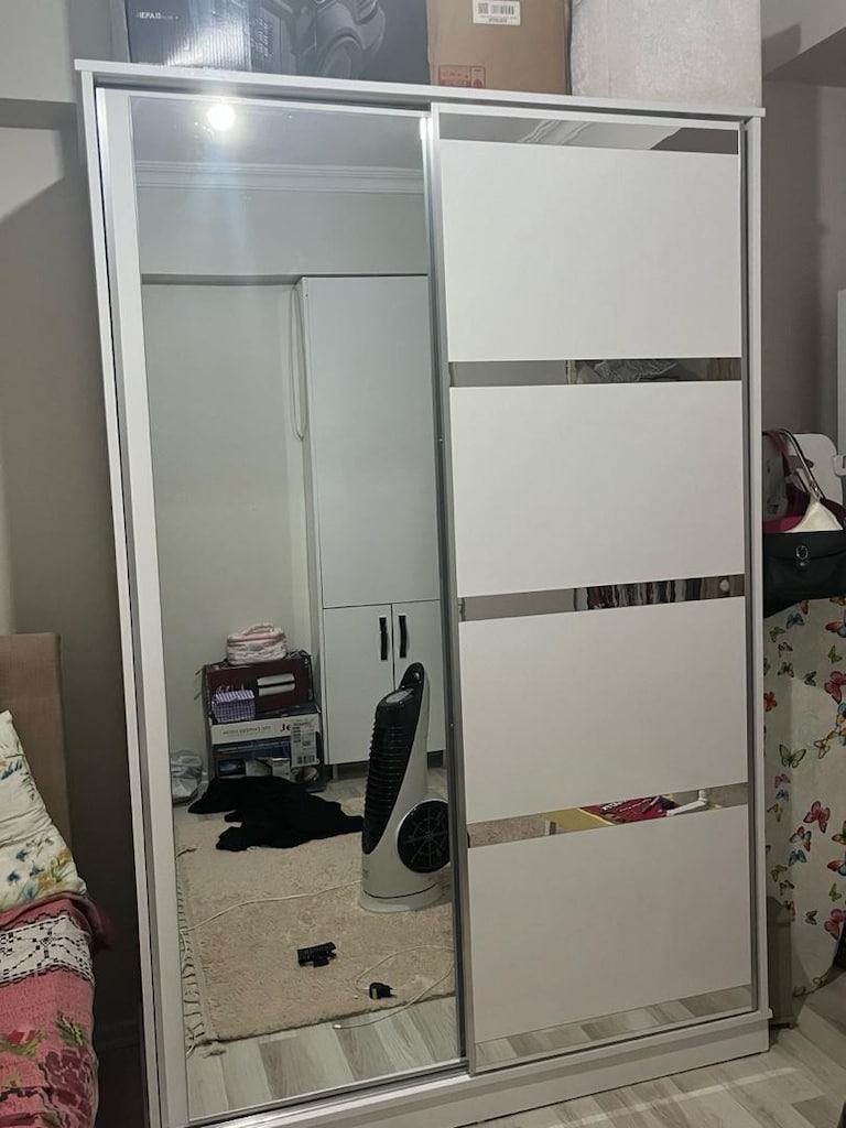 Beyaz Aynalı Sürgülü Gardırop
