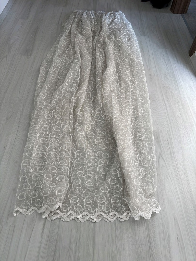Dolap, vestiyer, 4 halı, 2 tül, 4 güneşlik, masa, 2 sandalye, tabure - 10