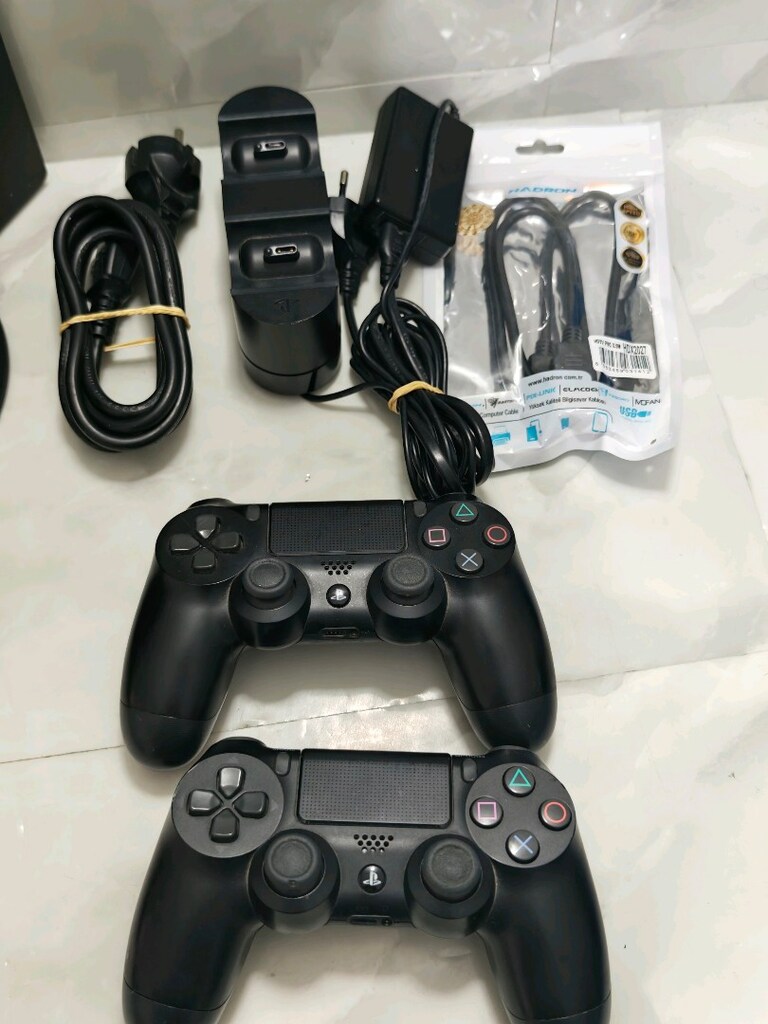 Sony PlayStation 4 Pro 1TB + 2 Adet DualShock 4 + Şarj İstasyonu - 2