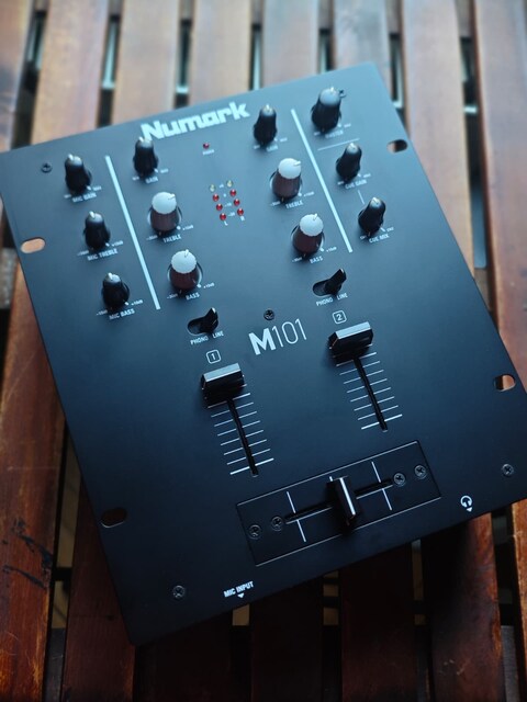 Numark M101 iki kanallı siyah mikser.
