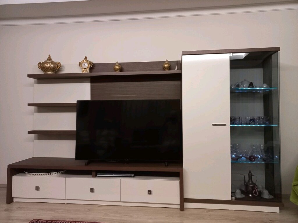 Kahve, beyaz, ışıklı vitrin - 2