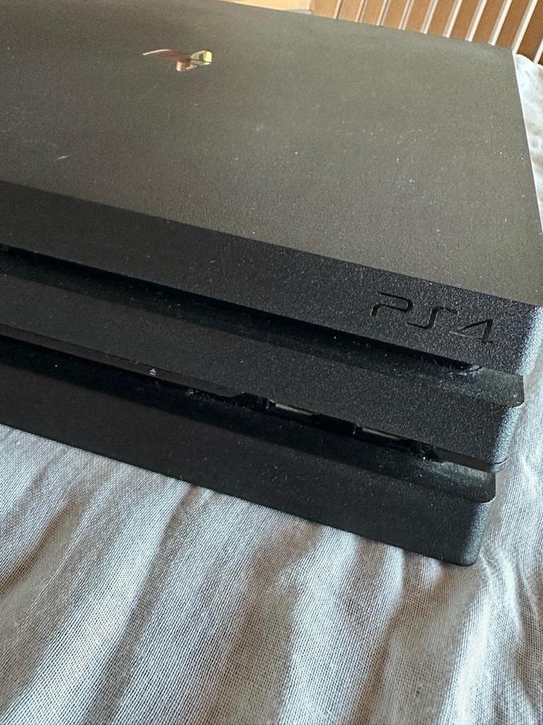 PS4 Pro 1 TB - Temiz Cihaz - Kutu açılmamıştır. - 2