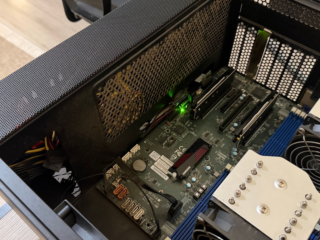 SuperMicro Sunucu (2 x AMD EPYC 7C13,128GB RAM,4.5TB M2 SSD) - 4