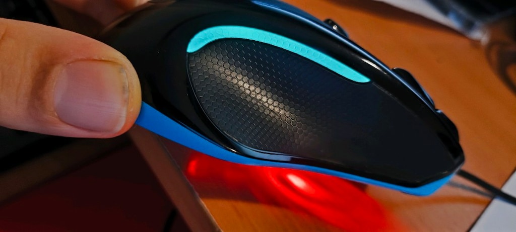 Logitech G300s kablolu optik oyuncu faresidir. - 2