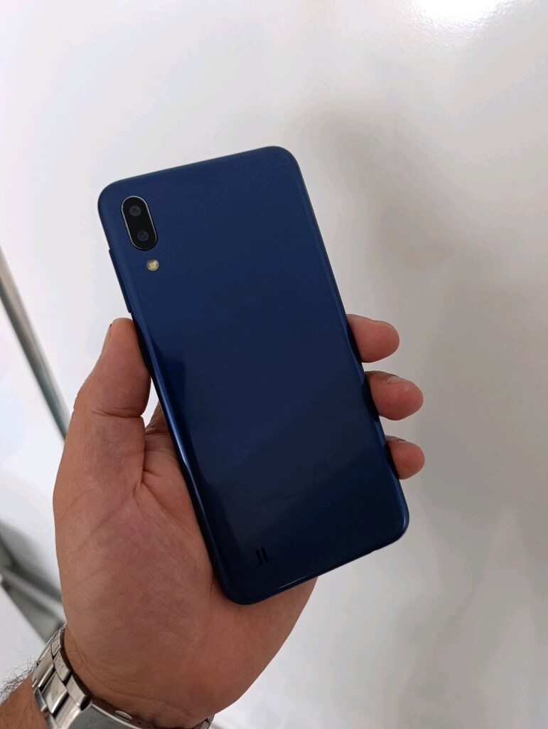 Samsung M10 32gb hiçbir sorunu yok ekranda zararsız çizikler var - 2