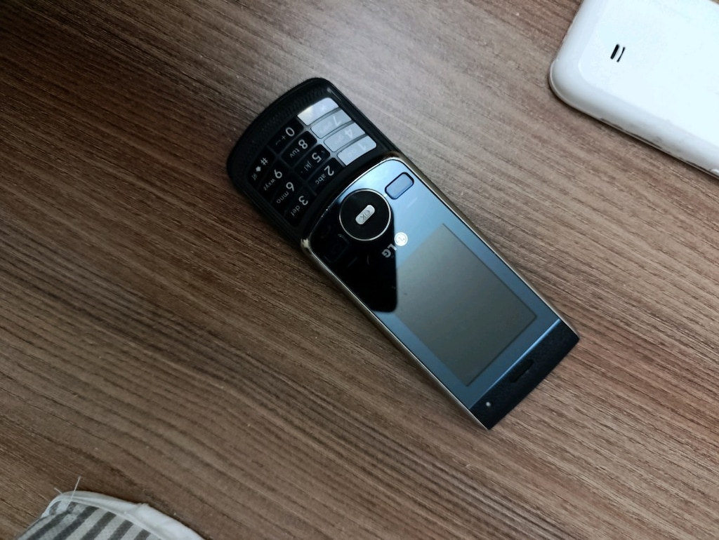 eski telefon şarj aleti ve USB kablosu - 9