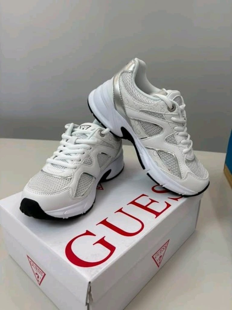 Guess FLOLESELL12 Kadın Sneaker – Beyaz/Gümüş – 35 Numara Orjinal Ayak