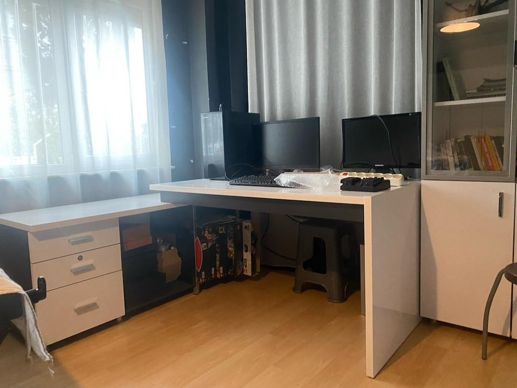 ofis mobilyası ( çalışma masası +evrak dolabı)+ gardrop 3 kapaklı