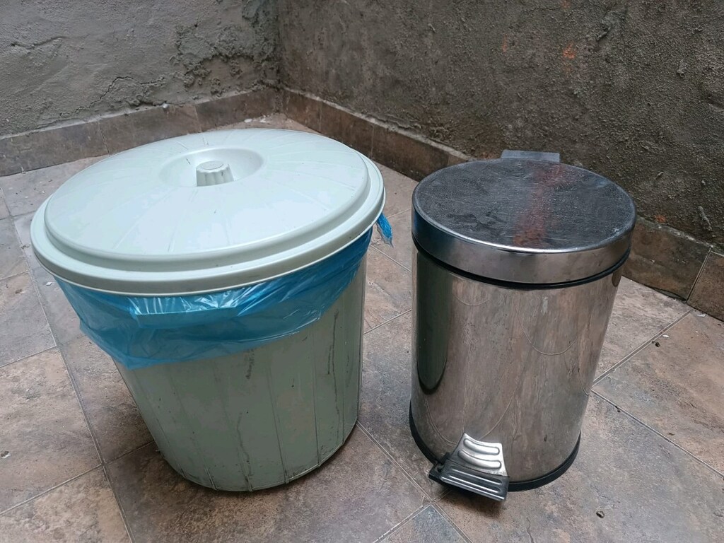 Çöp kovası büyük boy, ve çelik paslanmaz basmalı. - 2