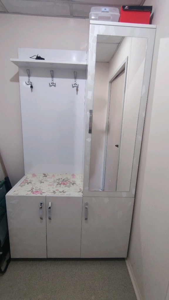 Memurdan çok temiz kullanılmış vestiyer ve kitaplık
