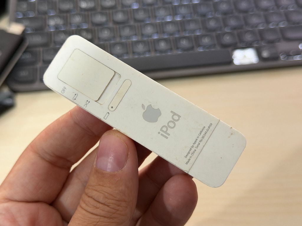 Apple iPod Shuffle A1112 1st Gen 512MB White MP3 Player USB - 2