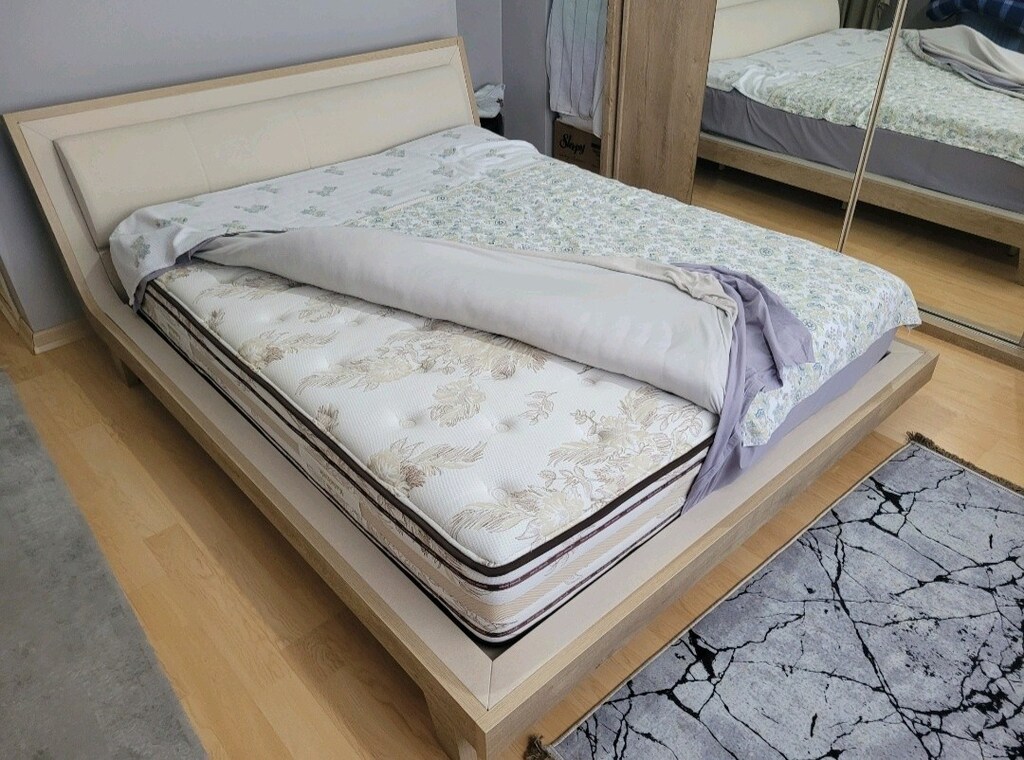 Kelebek Mobilya Başlıklı Karyola (5500 TL) ve Yatak (3000 TL)