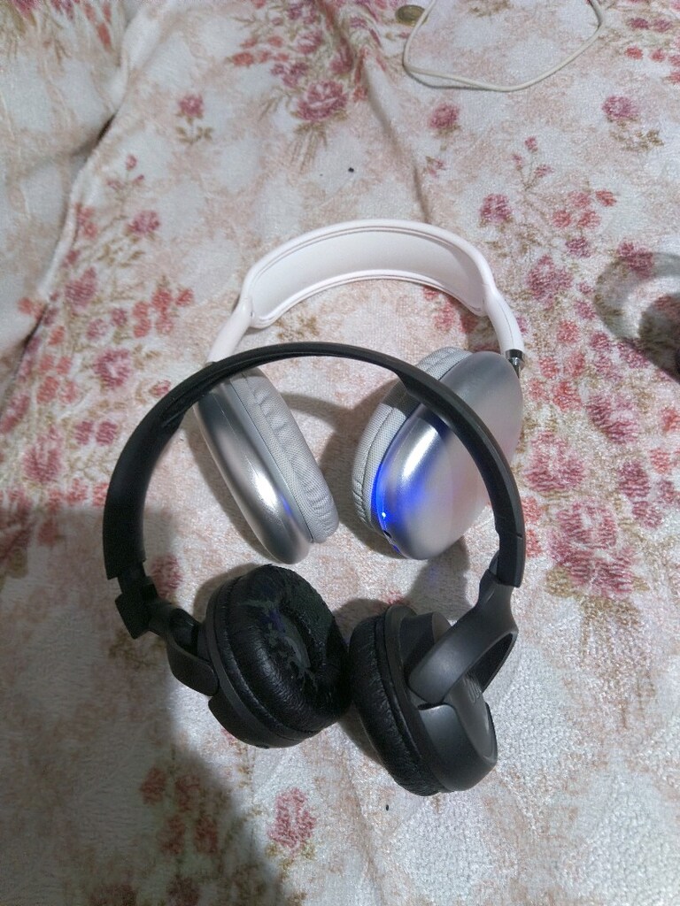 2 tane bluetooth kulaklık JBL biraz soyulma var - 2