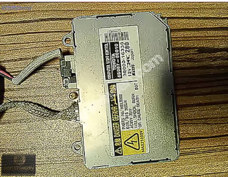 AVENSİS 03 08 XENON FAR BEYNİ - 2