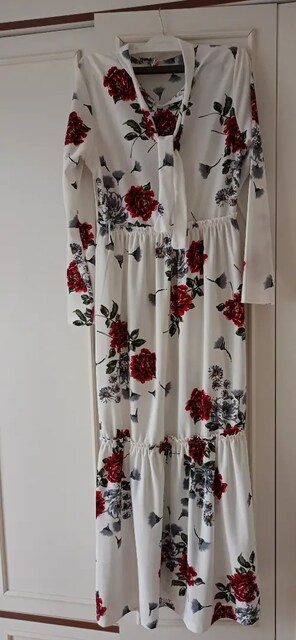 Çiçekli beyaz elbise