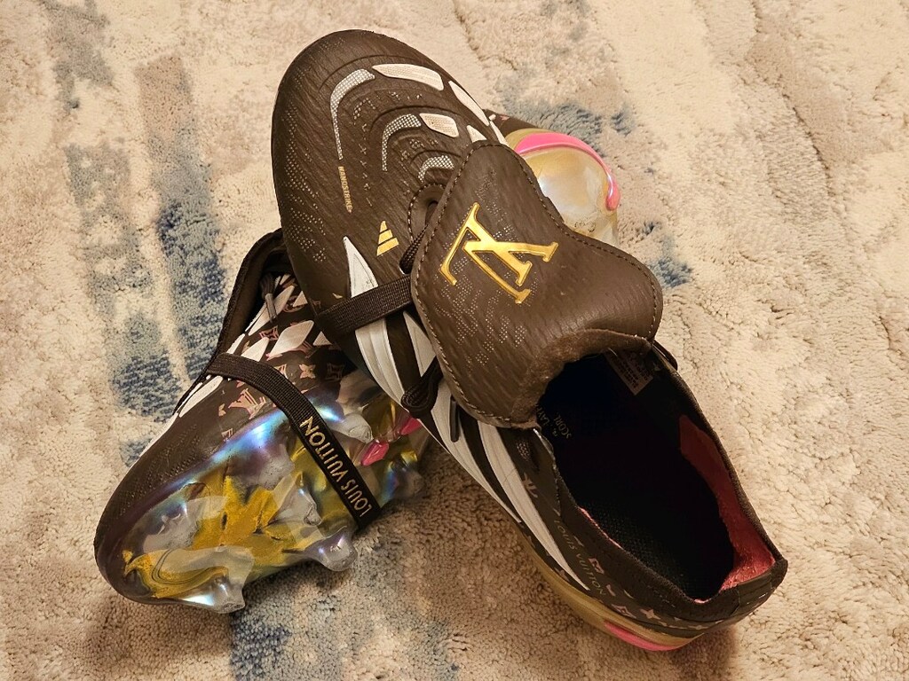 Adidas Louis Vuitton futbol kramponu 35 numara