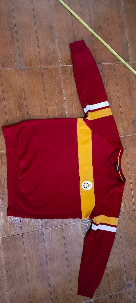 Galatasaray içi polarlı sweat.. Bir koltuk altı uçtan diğer uca yanlam