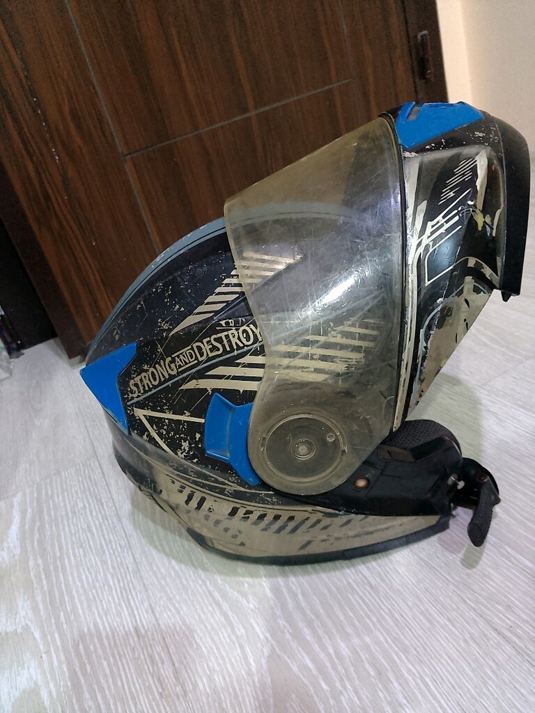 oyuncak parasına iki adet motorsiklet kaskı - 3