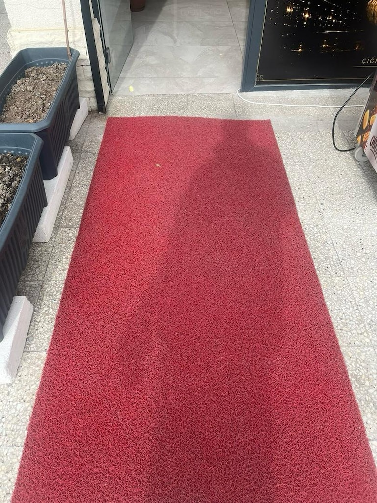 2 Gri Plastik Saksı Ve 2. Metre Kırmızı Halı - 3