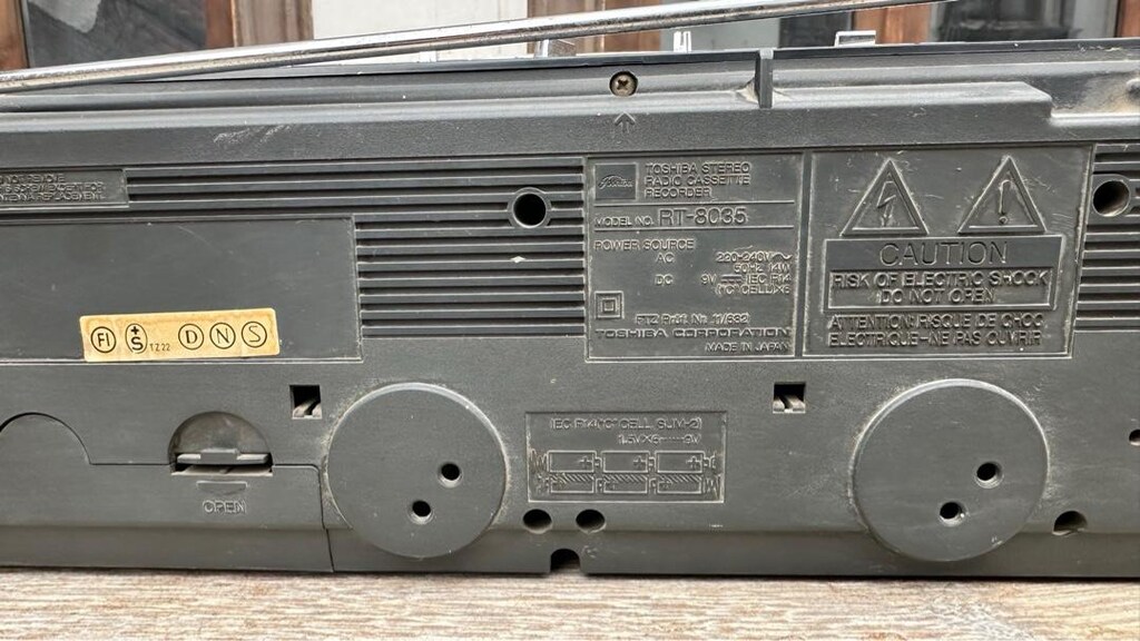 WINTAGE: TOSHIBA RT-8035 FM/SW/MW/LW stereo radio cassette recorder - 4