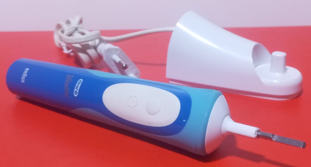 Oral-B Vitality D12 Şarjlı Diş Fırçası (Yeni gibi - Adaptör-İyi pil) - 2