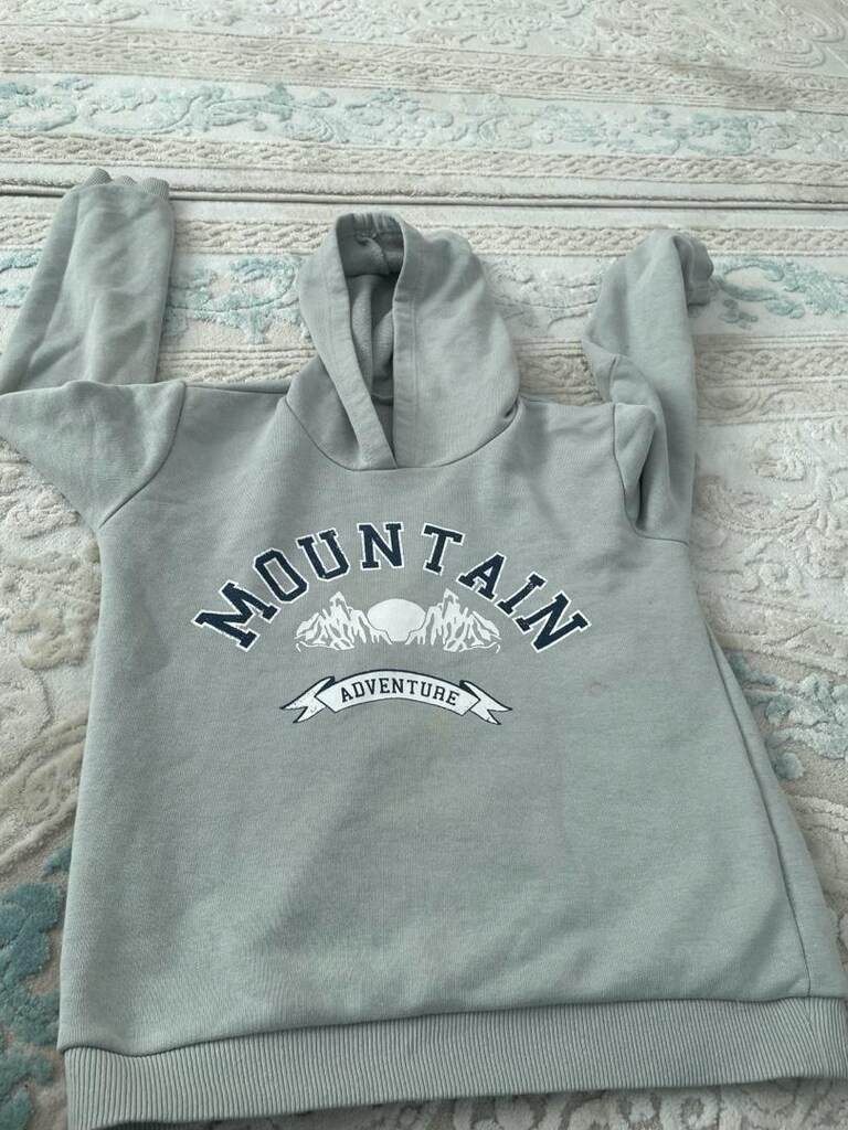 Defacto 9yaş kapşonlu sweatshirt temiz ve güzel