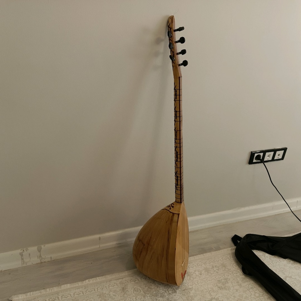 Uzun sap baglama saz - 2