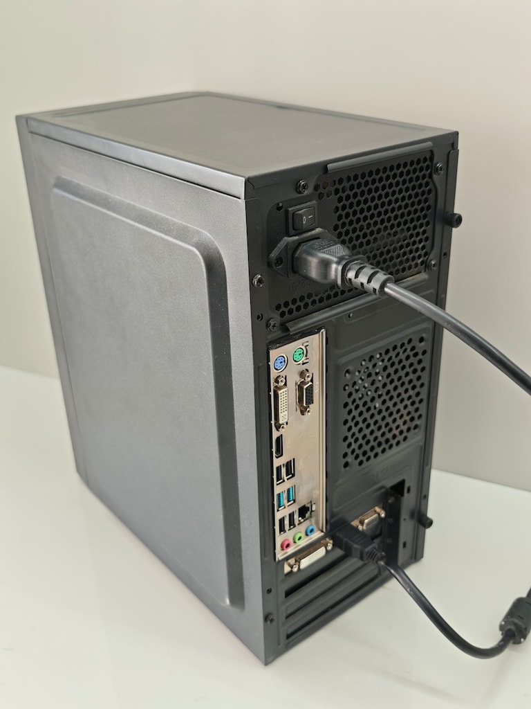 Toplama i5-9400 16 GB RAM 256 GB SSD Radeon R5 220 - 4
