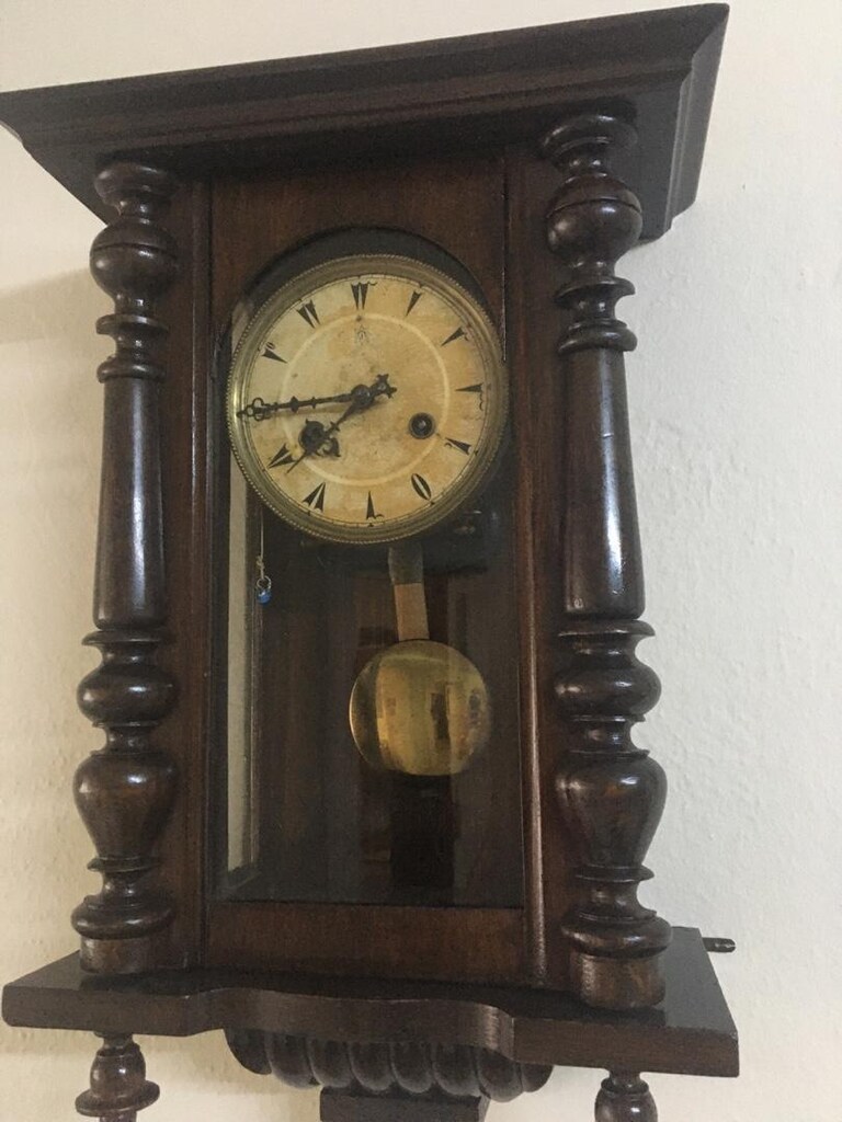 Antika kurmalı duvar saati