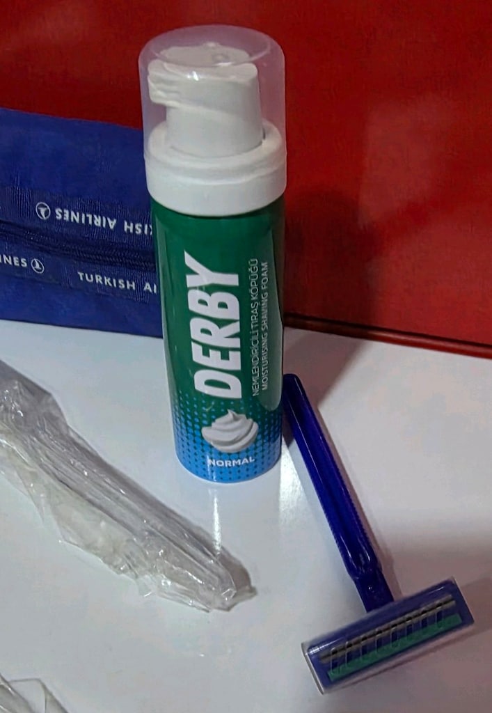 Çantalı 12 parça seyahat seti. SIFIR. Sayfamda farklı modelleri de var - 12