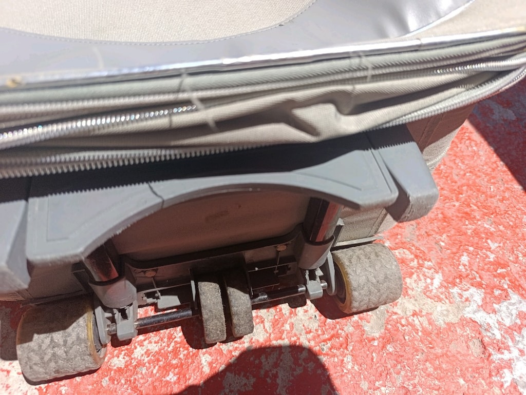 Şehirde Rahatlık Sunan Kompakt Bej Valiz - 8