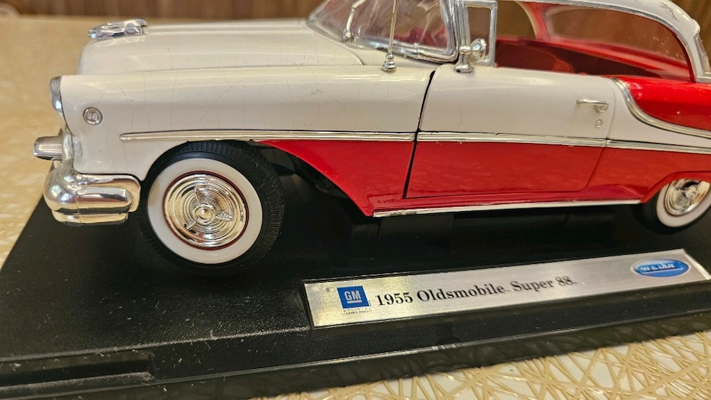 1955 Oldsmobile 88 Model Araba 1:18 Ölçek – Orijinal Vitrin Ayağıyla - 2