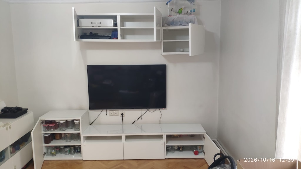 IKEA BESTA TV Ünitesi Seti – Parlak Beyaz, Cam Yüzeyli & Duvar Modüllü - 4