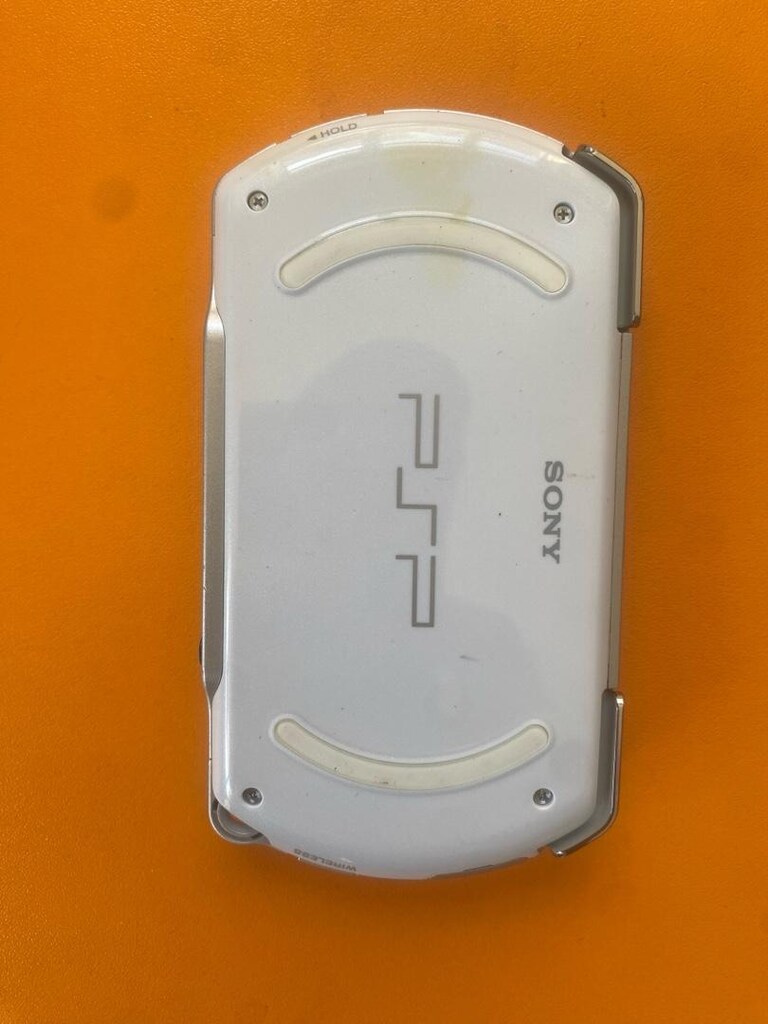 Sony PSP Go Beyaz (N1004) - 16 GB Dahili Hafızalı Koleksiyonluk - 3