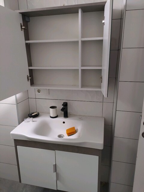 banyo dolabı