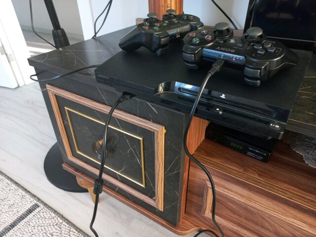 SATILIK SONY PLAYSTATION 3 SLIM – 2 ORİJİNAL KOL + 44 OYUN