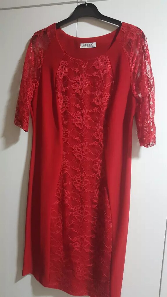 Kırmızı gece elbisesi