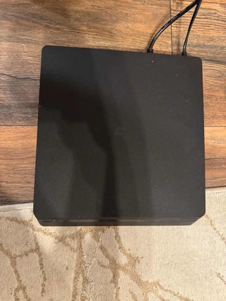 PS4 slim 1 TB + 2 orijinal kol + 8 oyun + oyun standı - 3