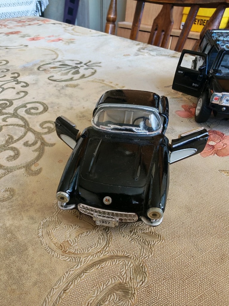 kinsmart marka 1957 Chevrolet Corvette ve Hummer araba ve toros araba - 4