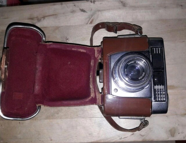 Antika fotoğraf makinesi ve flaşı