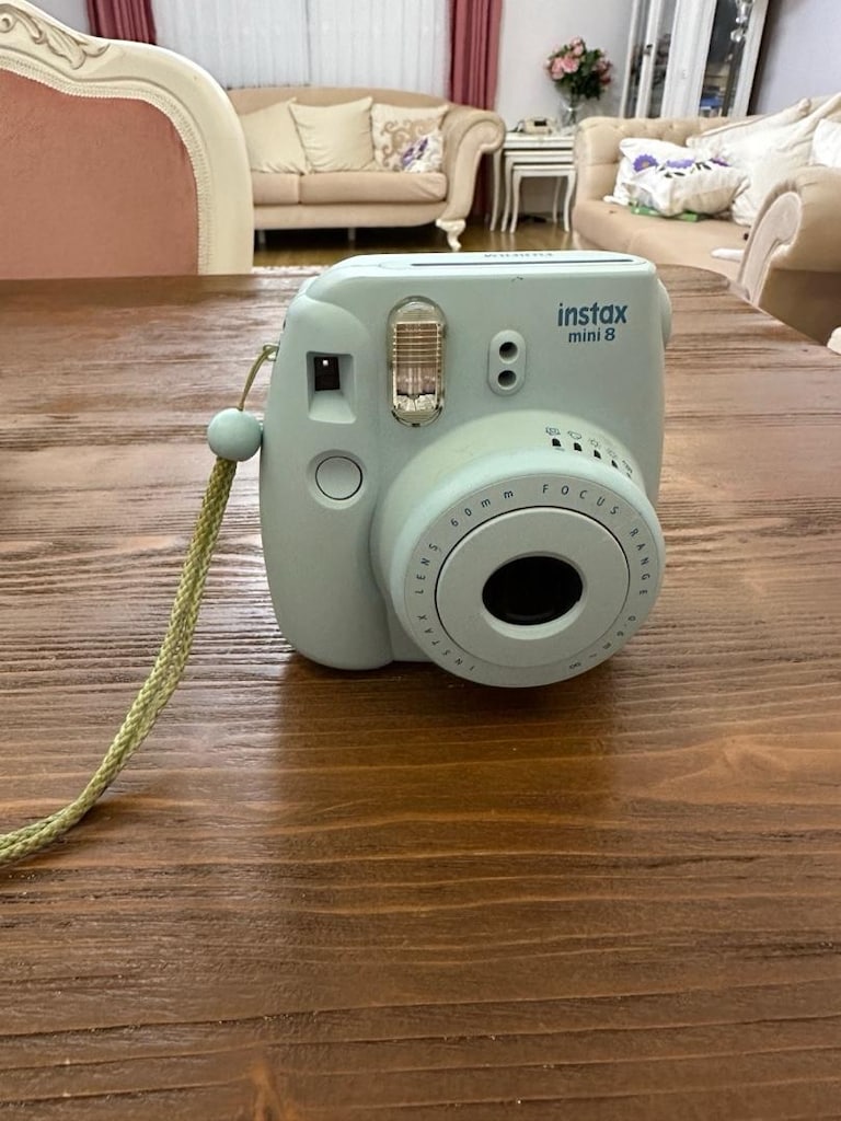 Instax Mini 8, kompakt ve yuvarlak hatlı bir anlık fotoğraf makinesid - 2
