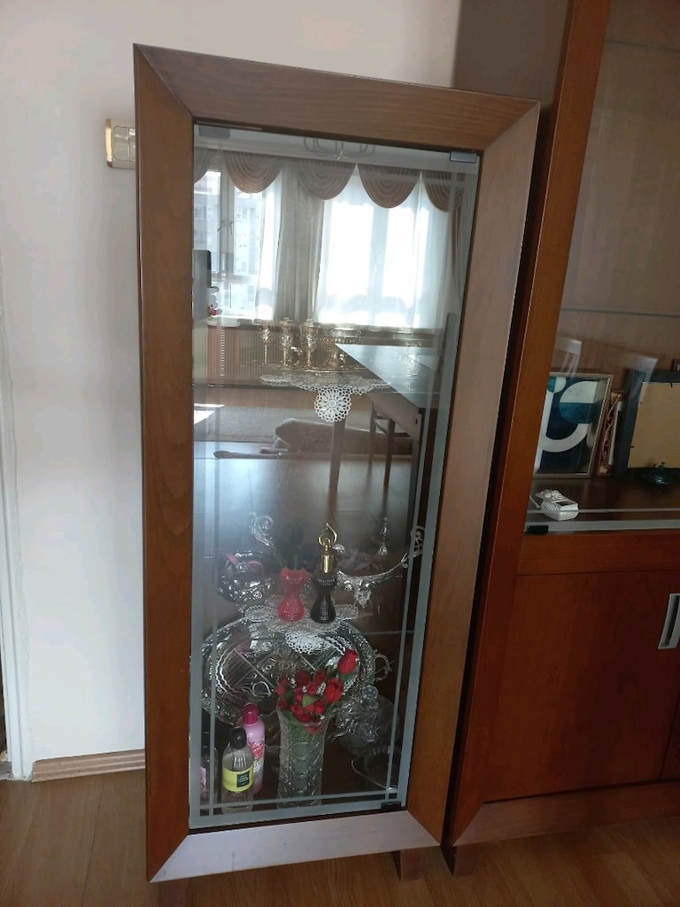 yemek masası +2 adet vitrin,gümüşlük takımı, ceviz renk,cam detaylı - 3