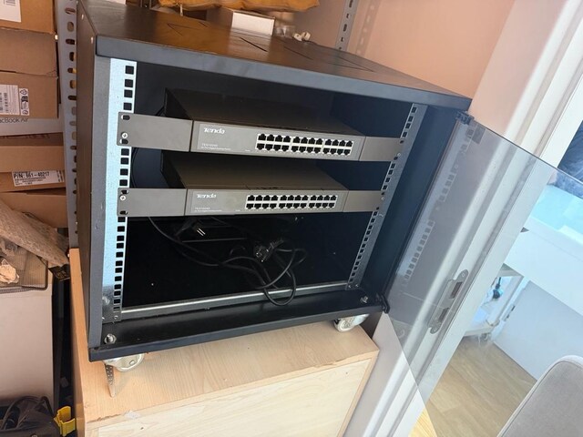 Set Halinde: 2 Adet Tenda 24-Port Gigabit Switch + Cam Kapaklı Tekerle