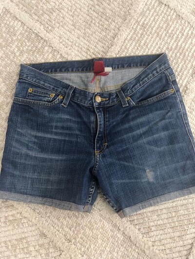 Geniş kesim, mavi denim mini şort. Sokak stilinde rahat ve şık, açık h