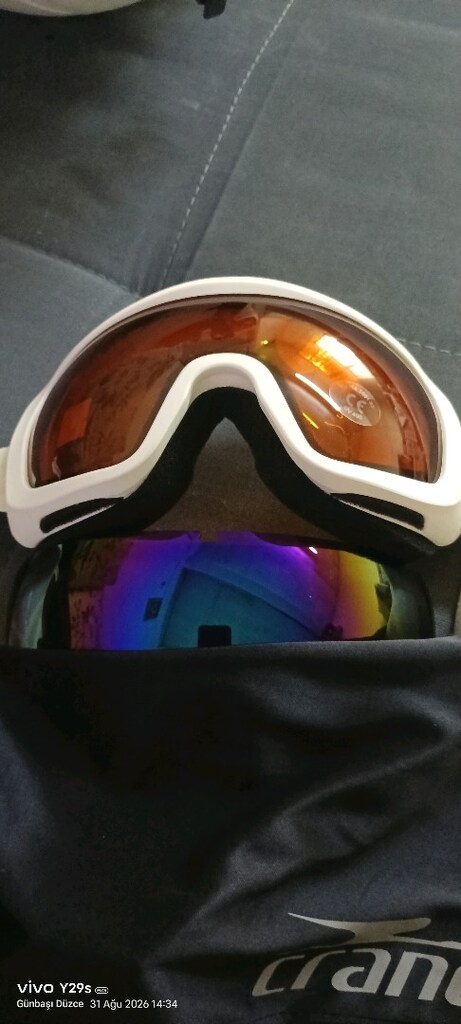 snow board gozluğu ve kaskı pazarlık payı vardir