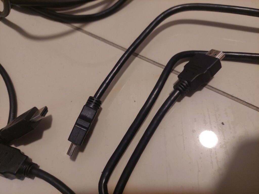 Hdmi kablo. VGA Görüntü kablo. 5 adet hdmi kablo, 2 adet vga kablo var - 3