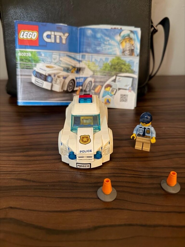 LEGO 60239 Polis Arabası - 2