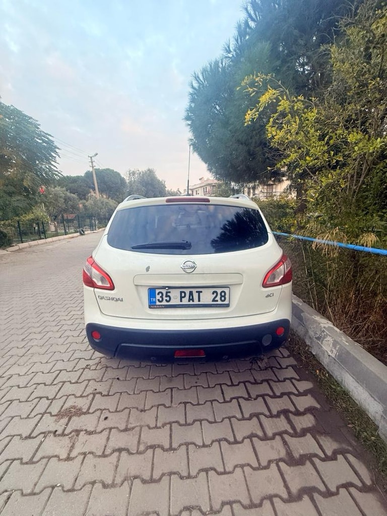 Beyaz Nissan Qashqai Tekna sport pack SUV 2013 temiz bakımlı - 4